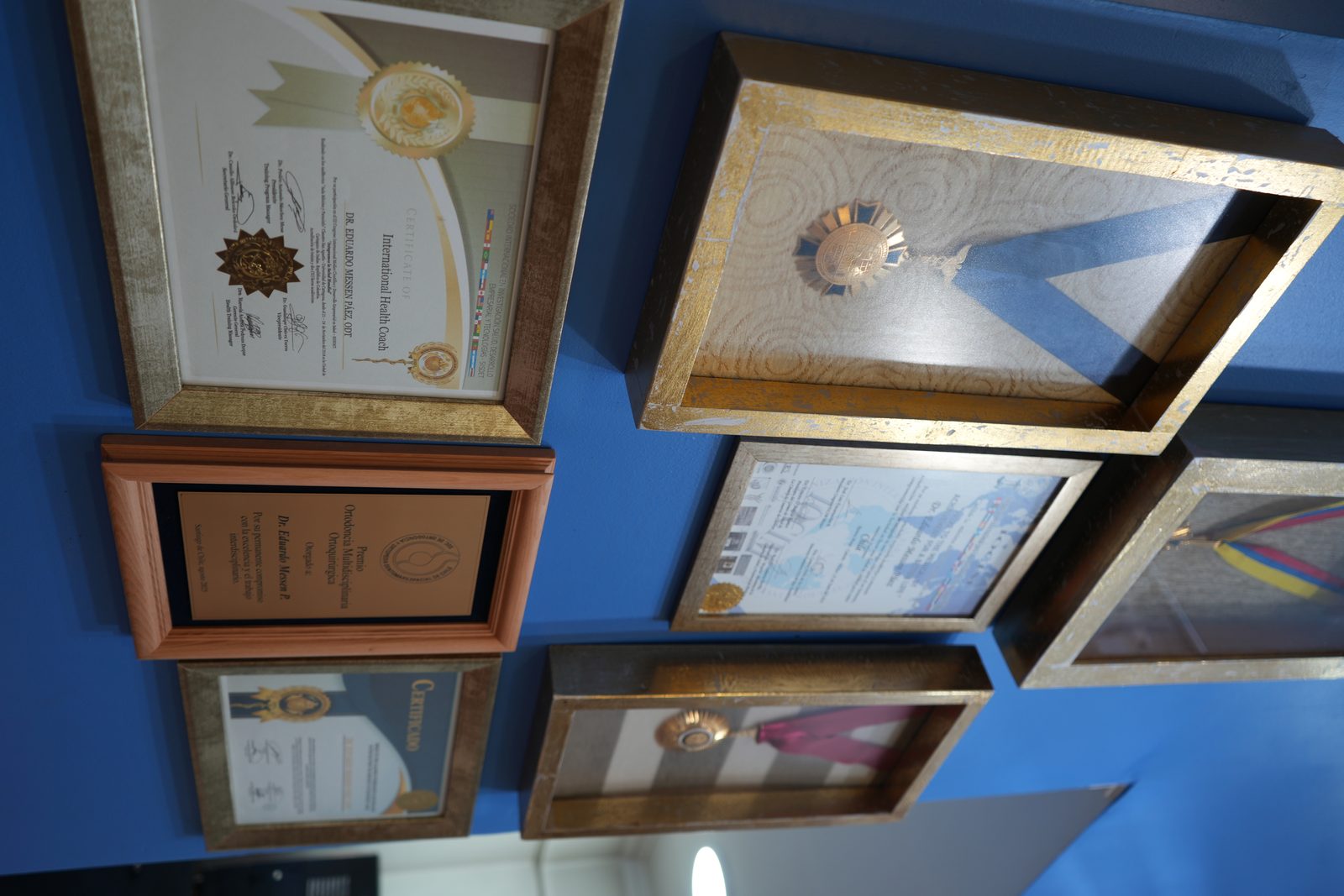 Certificados y reconocimientos del Dr. Messen