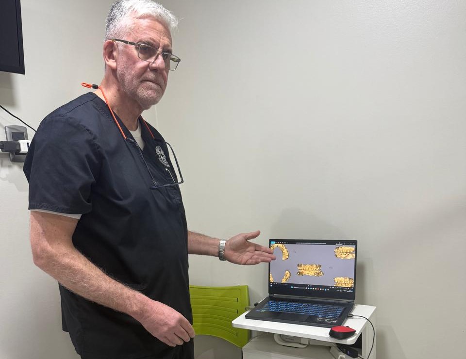 Dr. Eduardo Messen Páez junto al escáner intraoral