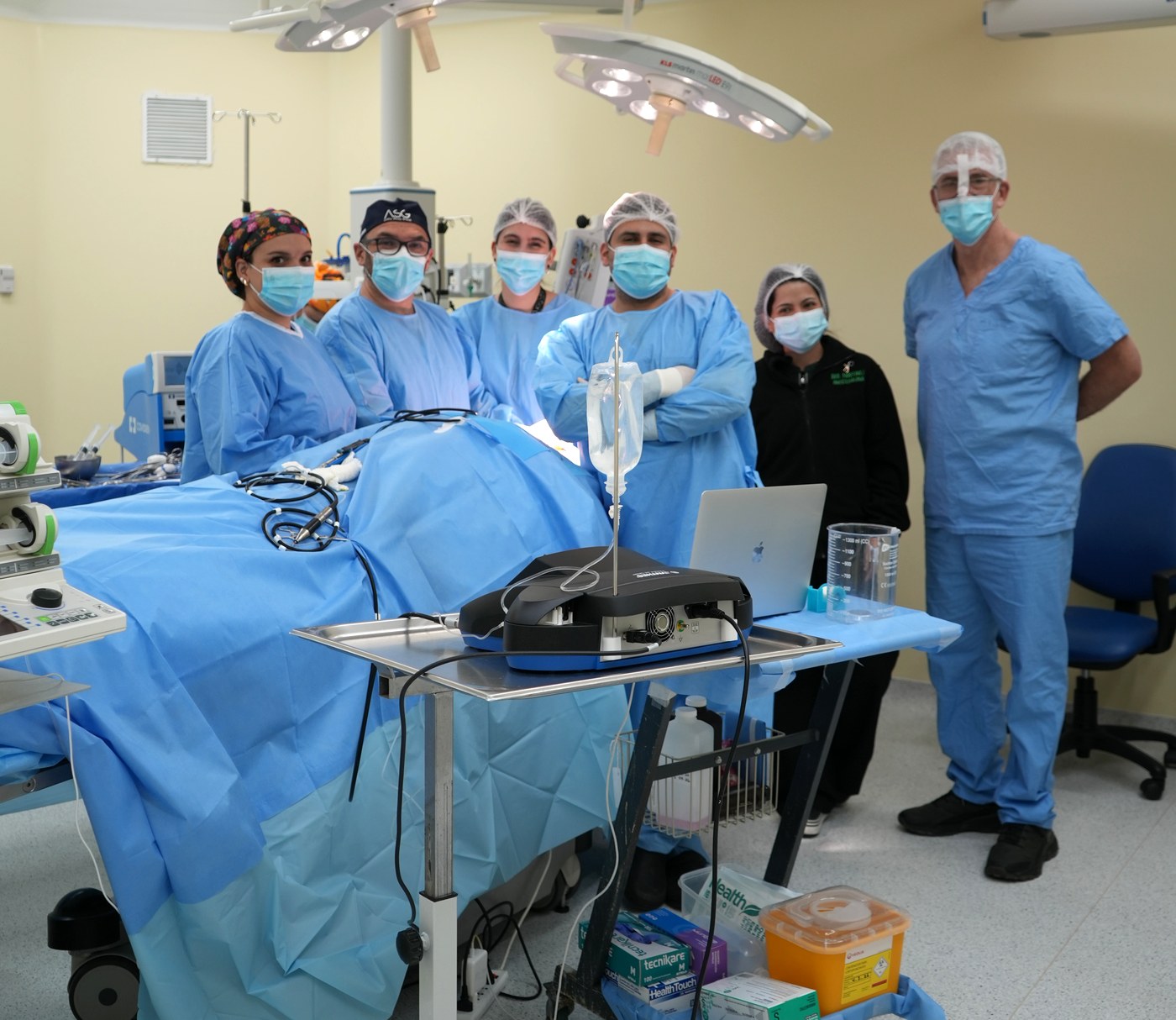 Equipo del Centro de Ortodoncia en quirófano