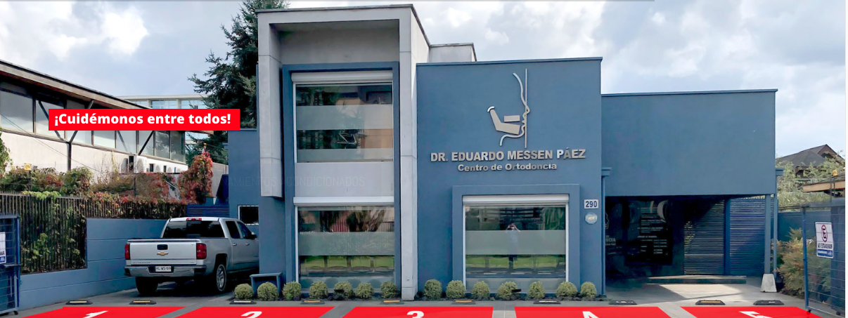 Fachada del Centro de Ortodoncia Dr. Messen con estacionamiento delantero