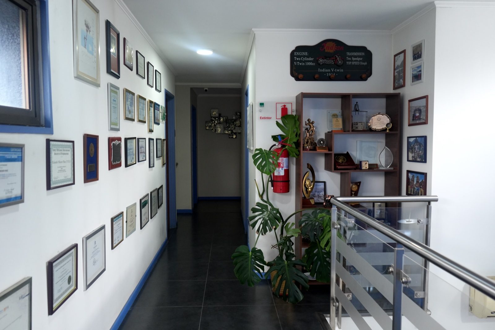 Pasillo con diplomas y certificaciones del Dr. Messen
