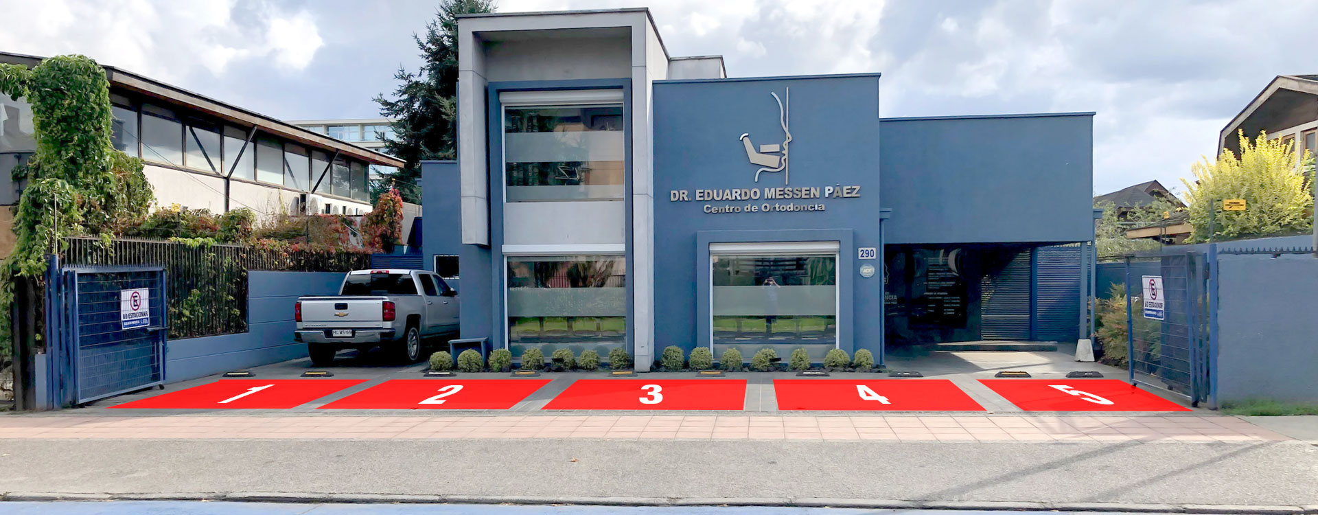 Fachada del Centro de Ortodoncia con estacionamiento delantero